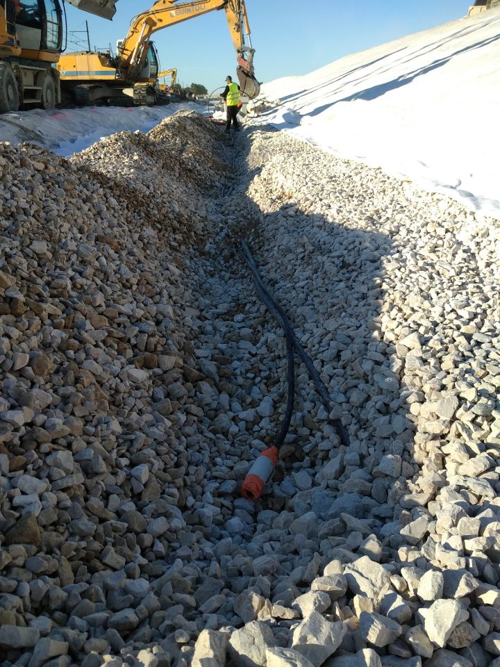 Pose du dispositif d'étalonnage de la fibre optique le long de la digue Tarascon-Arles