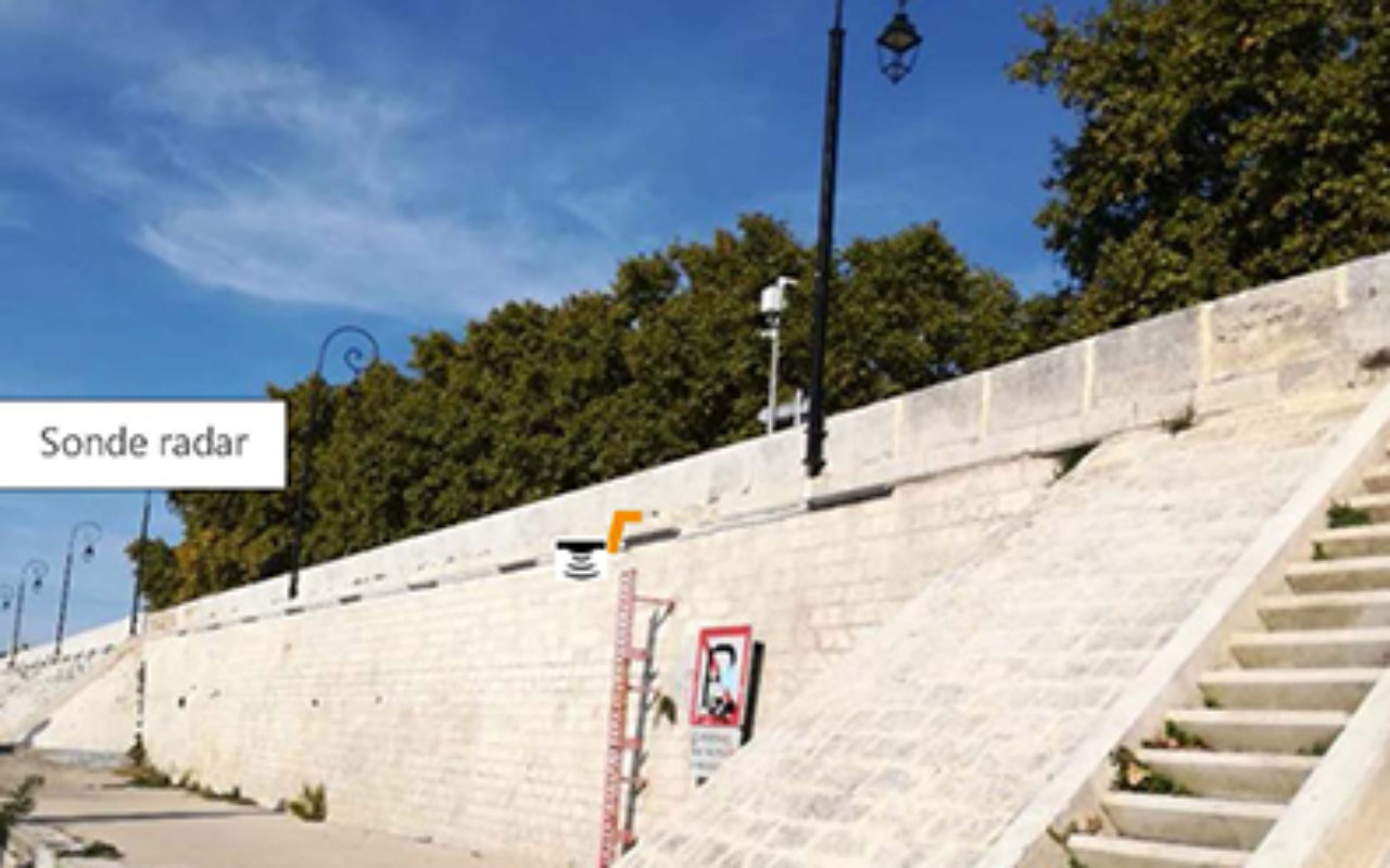 Photo-montage de l'installation d'une sonde radar sur les quais d'Arles