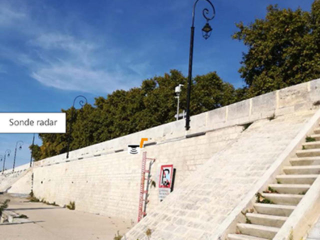 Photo-montage de l'installation d'une sonde radar sur les quais d'Arles