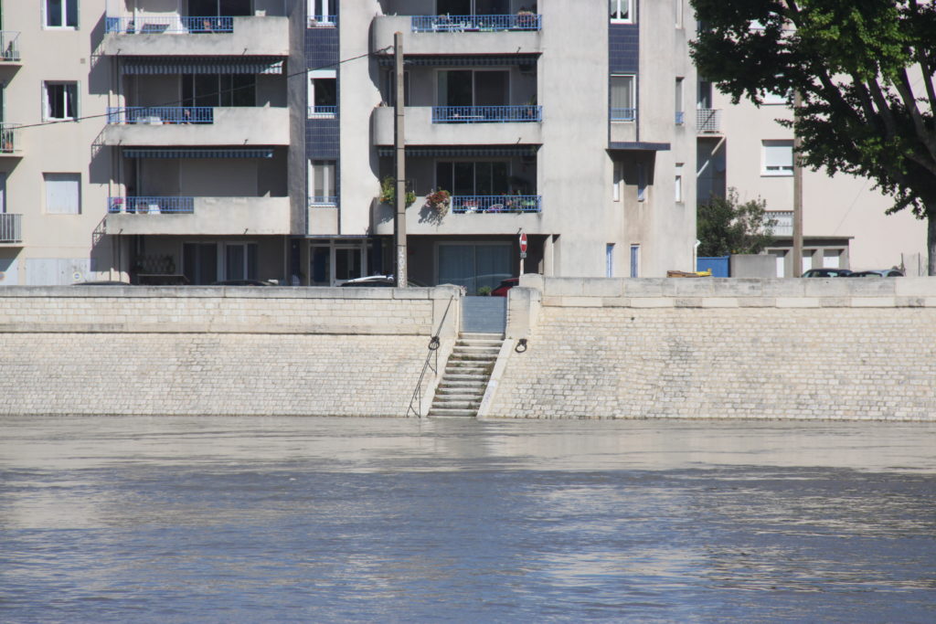 Crue du Rhône - Batardeau fermé à Arles