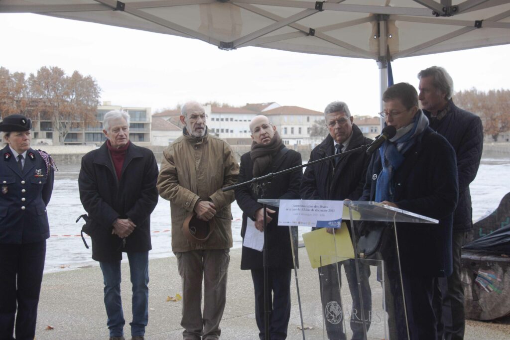 Cérémonie de commémoration des 20 ans de la crue du Rhône de décembre 2003 sur les quais d'Arles