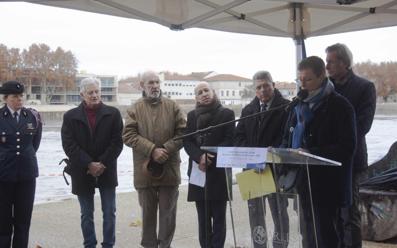 Cérémonie de commémoration des 20 ans de la crue du Rhône de décembre 2003 sur les quais d'Arles