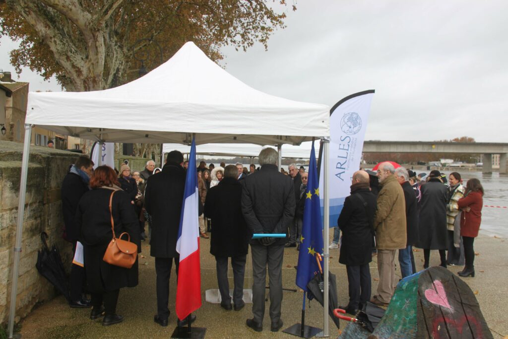 Cérémonie de commémoration des 20 ans de la crue du Rhône de décembre 2003 sur les quais d'Arles