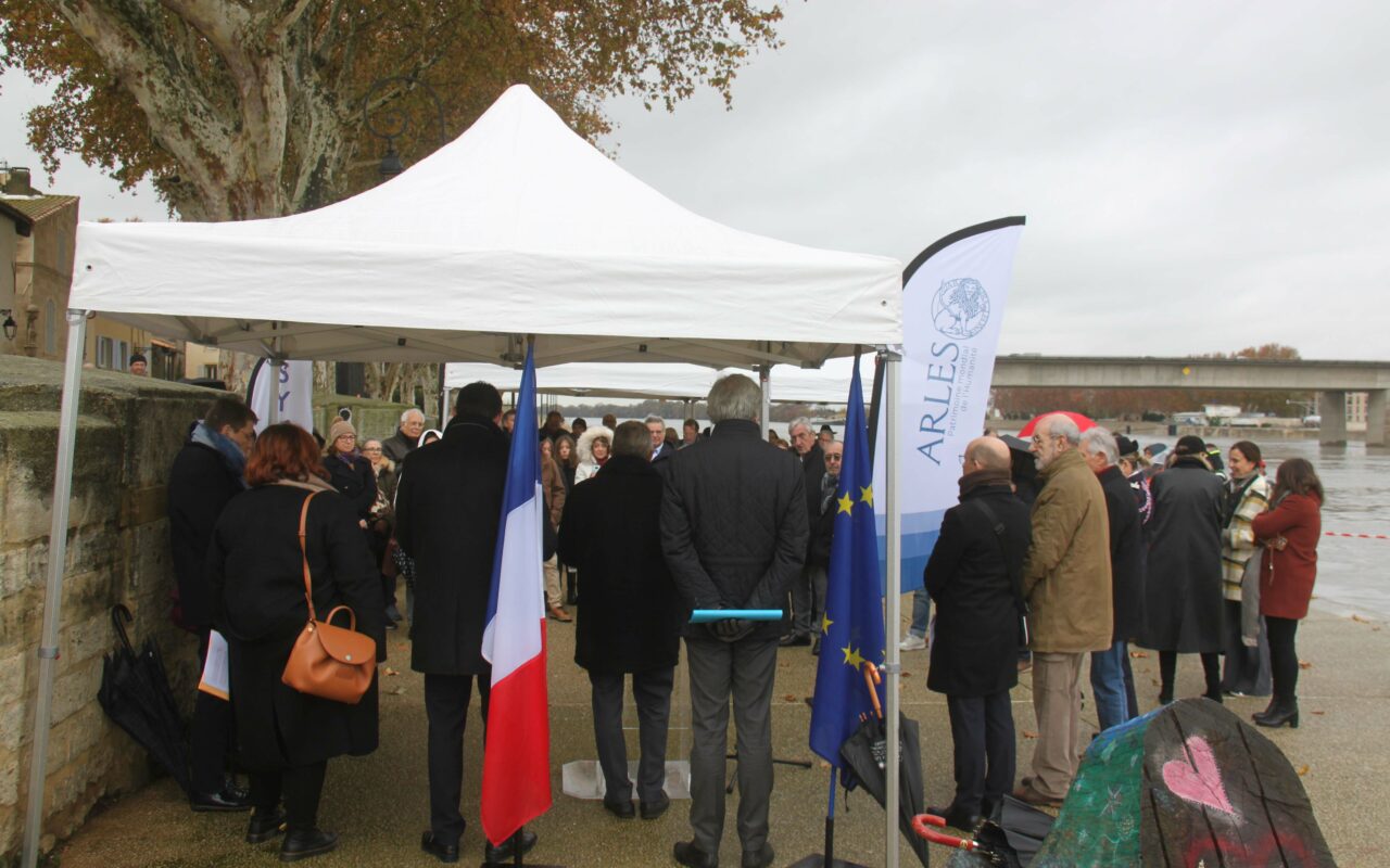 Cérémonie de commémoration des 20 ans de la crue du Rhône de décembre 2003 sur les quais d'Arles