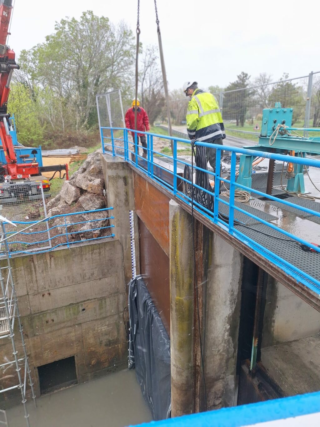 Batardage des vannes des eaux bleues en cours de réparation