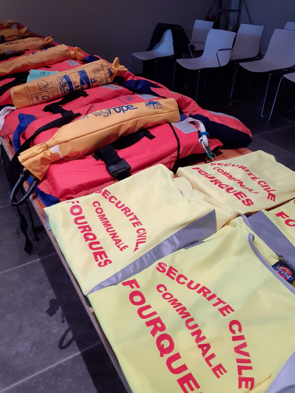 Distribution de gilets de sécurité avant la tournée terrain