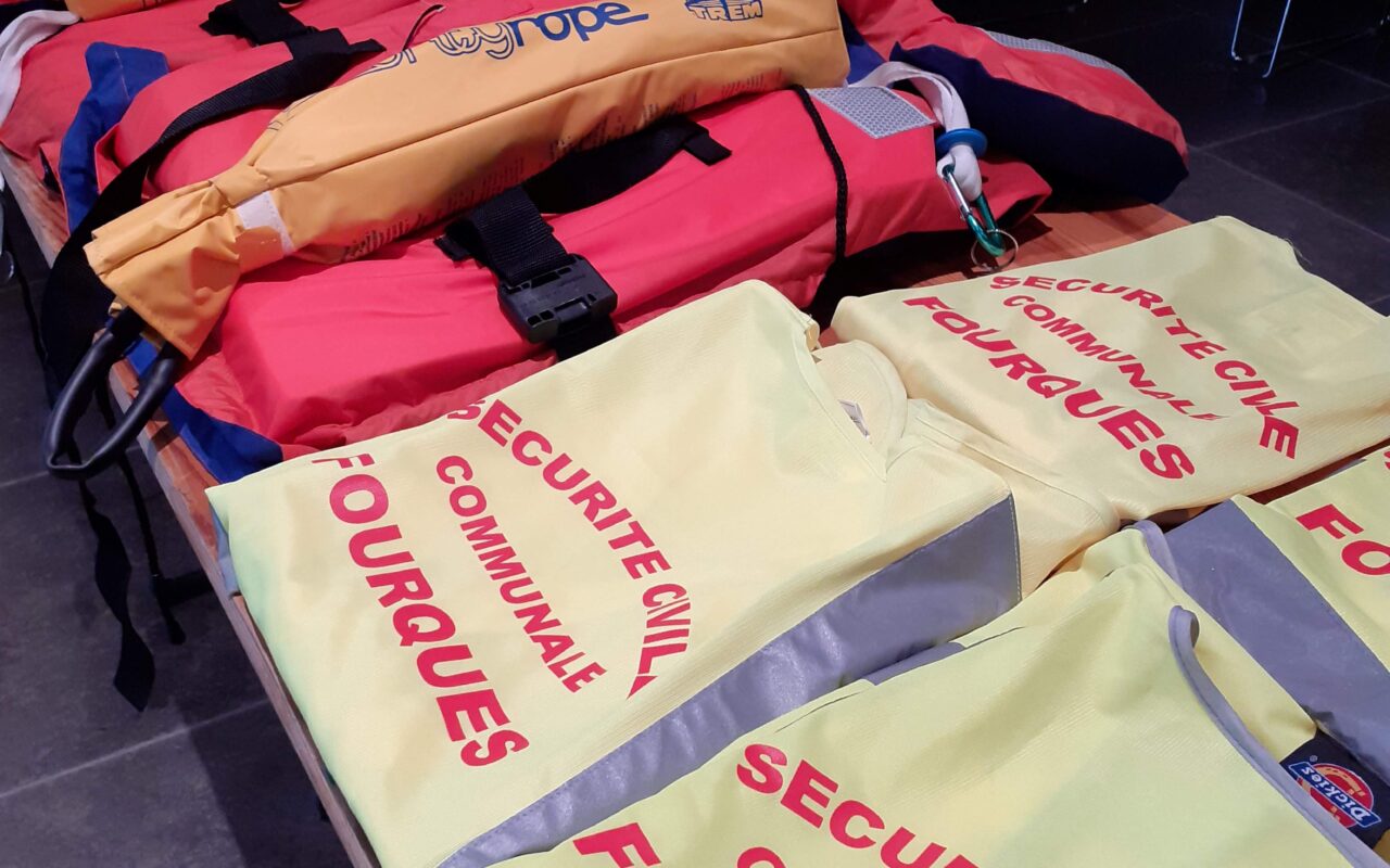 Distribution de gilets de sécurité avant la tournée terrain